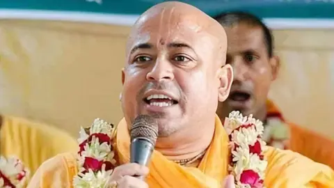 দুই মামলায় জামিন পেলেন চিন্ময় কৃষ্ণ দাস