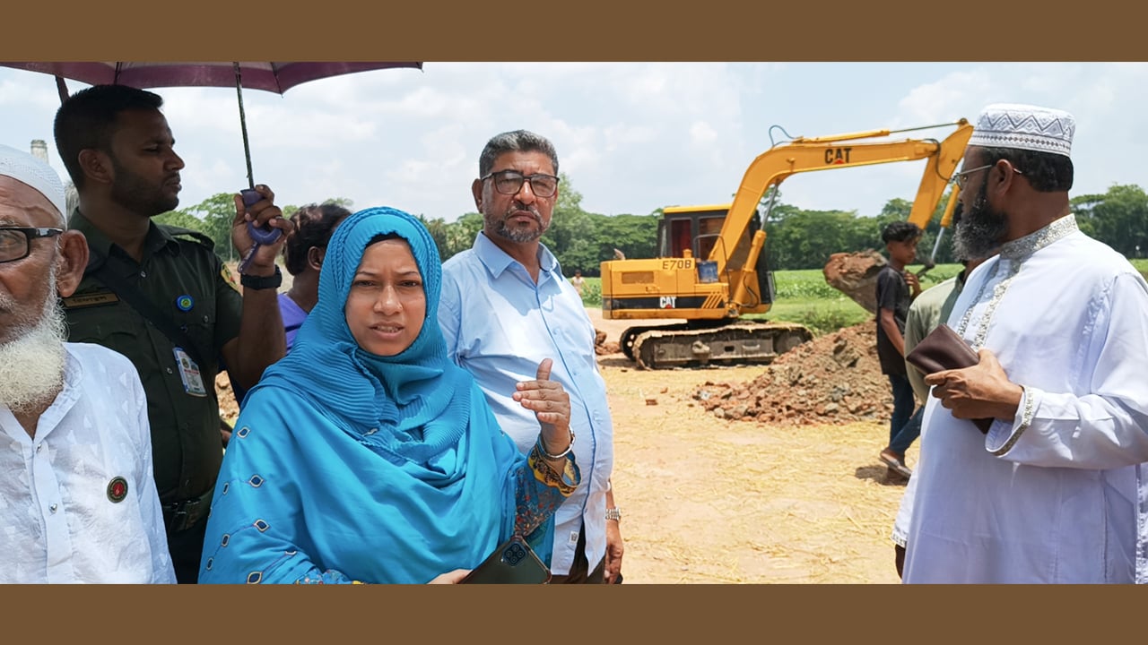 চিতলমারীতে খালের অবৈধ মাটির বাঁধ উচ্ছেদ করলেন ইউএনও