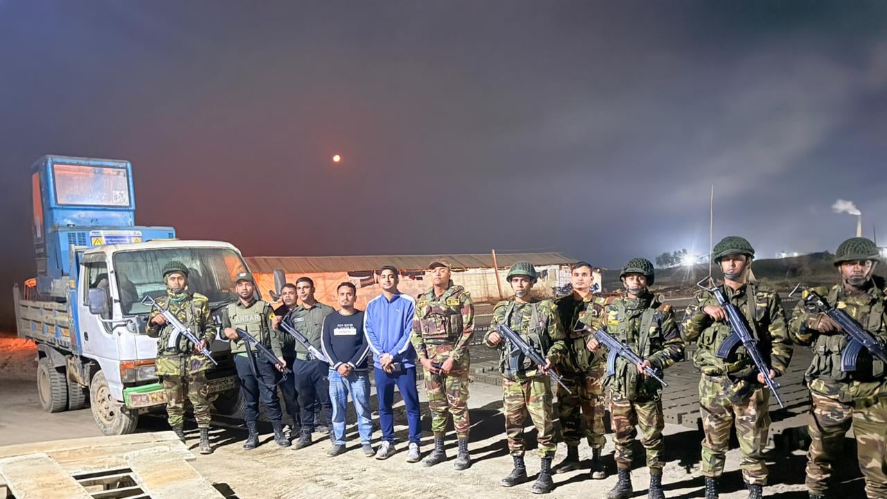 কৃষিজমির টপসয়েল কাটায় ট্রাক-এক্সকাভেটর জব্দ, ২ জনকে জরিমানা