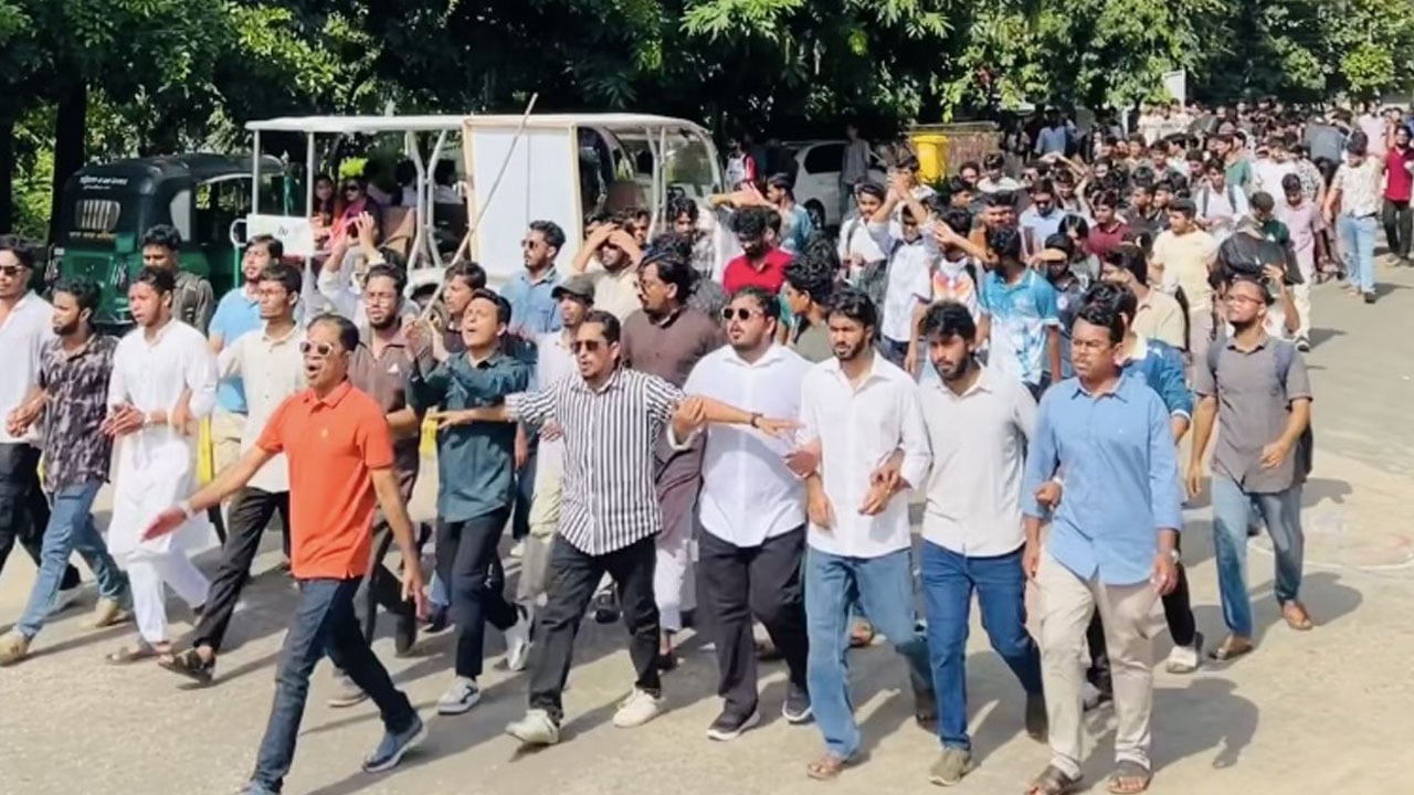 চবিতে বিএনপি সরকারের ১৮০ দিনের পূর্তি উপলক্ষে ছাত্রদলের আনন্দ মিছিল