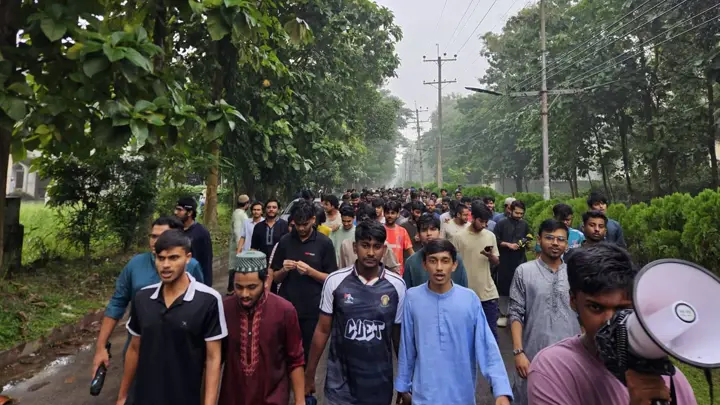 চুয়েটে উপাচার্য পুনর্বহালের দাবিতে ১১তম দিনেও বিক্ষোভ