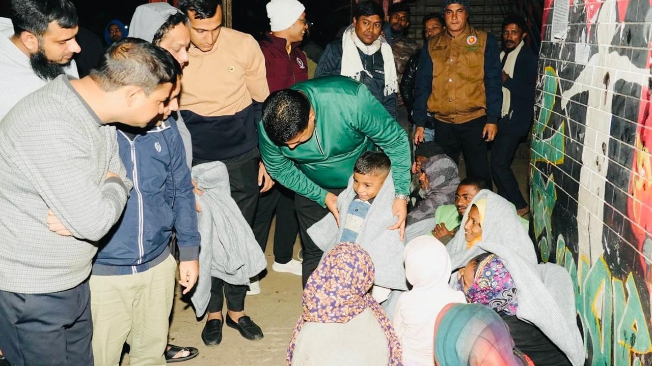 ভিক্ষুক পরিবারকে অফিসে আমন্ত্রণ, প্রশংসায় ভাসছেন চট্টগ্রামের ডিসি