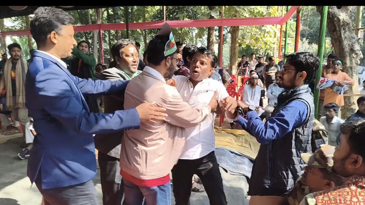 চাকসু ভিপিকে মারতে তেড়ে আসলেন ছাত্রদল সভাপতি