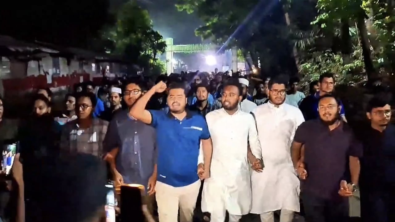 ডাকসু নেতাদের ওপর হামলার প্রতিবাদে চাকসুর বিক্ষোভ