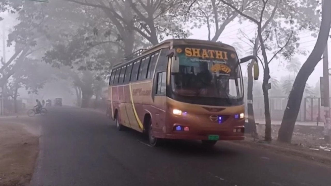 শীত ও ঘন কুয়াশার দাপটে জবুথবু চুয়াডাঙ্গা, তাপমাত্রা ৮.৩ ডিগ্রি