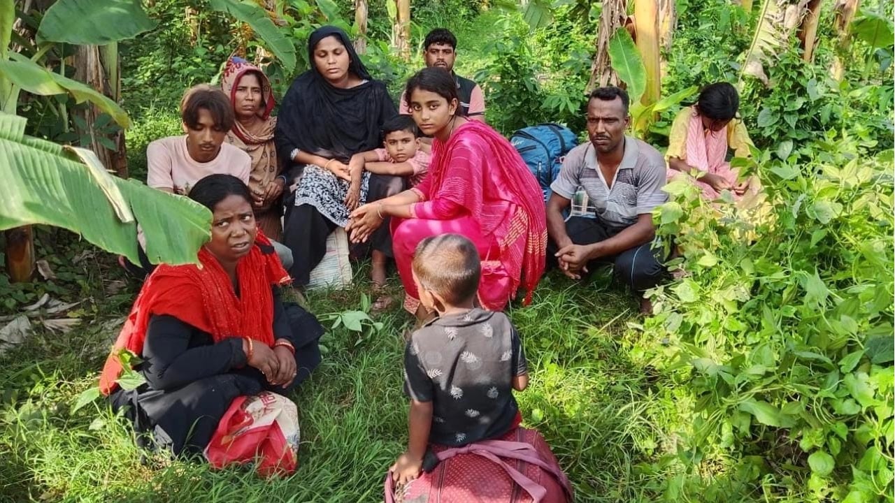দর্শনা সীমান্তে অবৈধভাবে অনুপ্রবেশের অভিযোগে আটক ১০