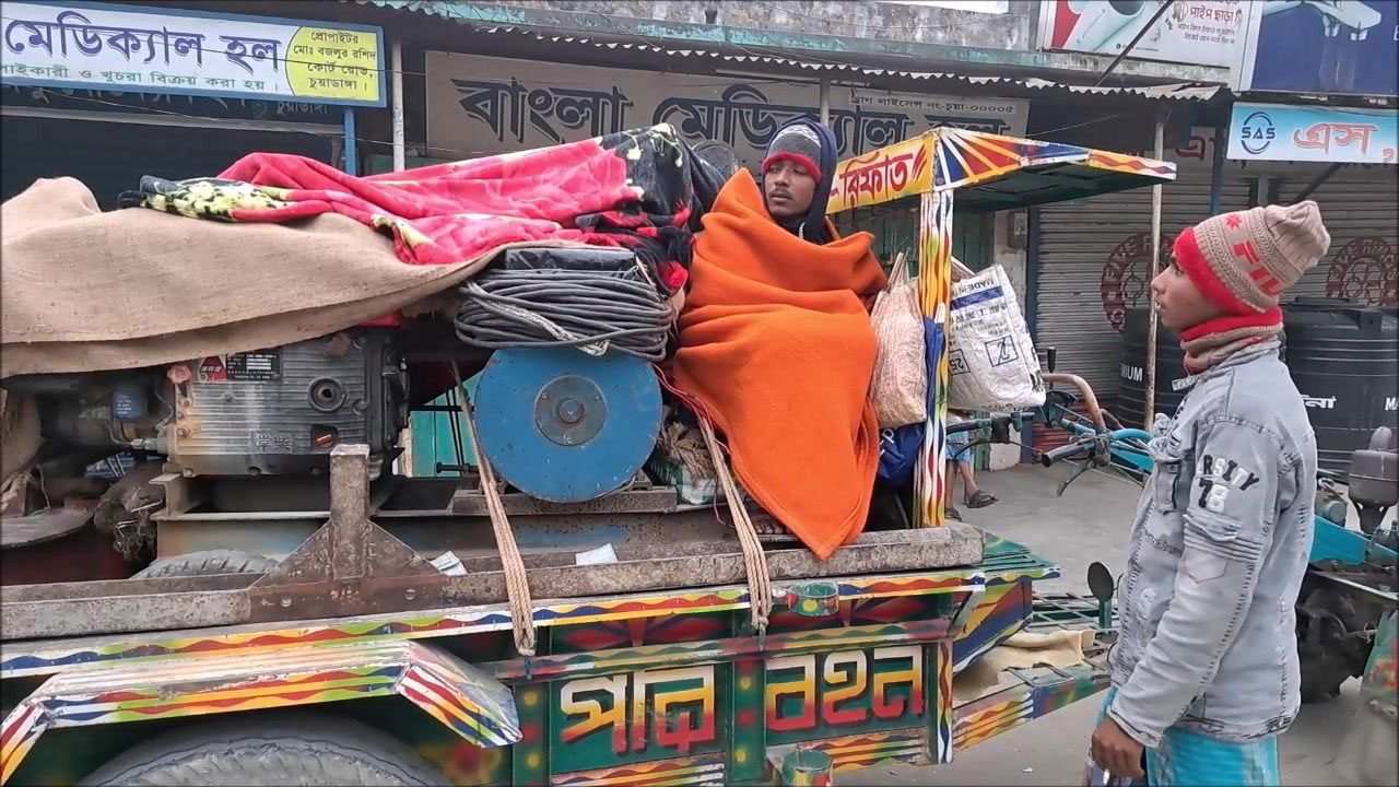 চুয়াডাঙ্গায় তাপমাত্রা কমে যাওয়ায় শীতের তীব্রতা বেড়েছে। ছবি: আমার দেশ