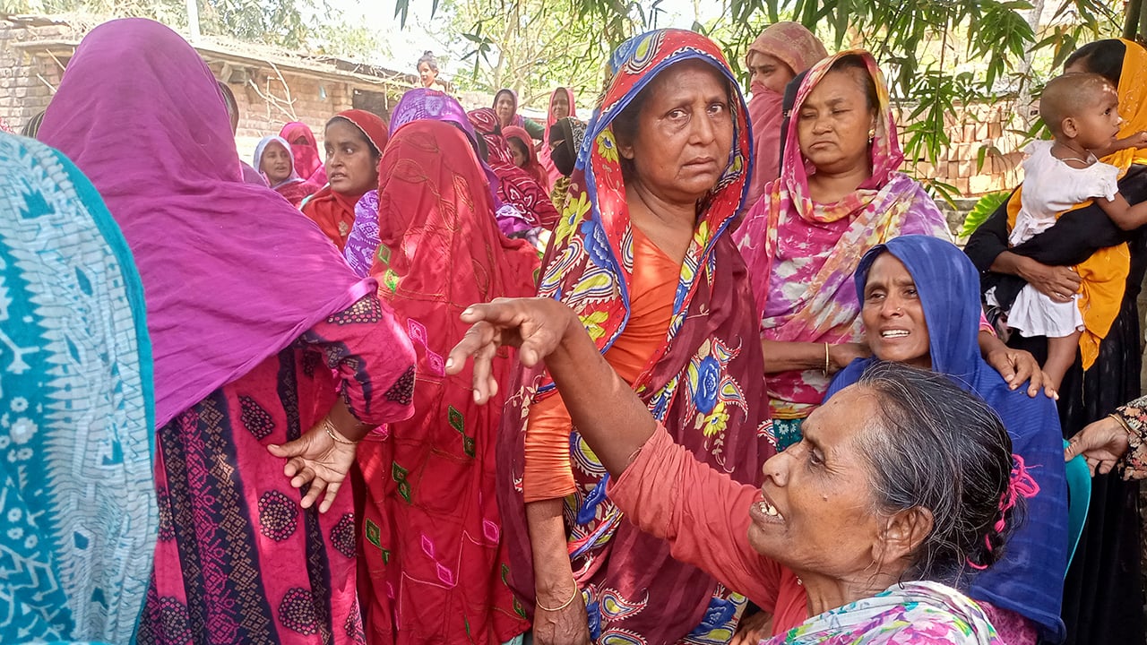 বিদ্যুৎস্পৃষ্ট হয়ে ছাদ থেকে পড়ে লাশ হলেন শ্রমিক