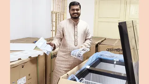 ব্যক্তিগত বরাদ্দের টাকা বাঁচিয়ে হলগুলোতে ১১ ডিপ ফ্রিজ দিলেন চাকসু ভিপি