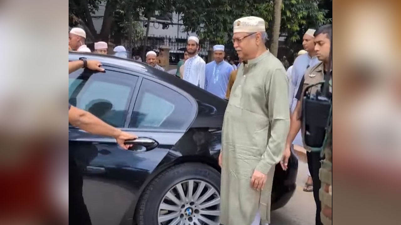 গাড়িতে উঠছিলেন চুপ্পু, পেছন থেকে শব্দ এলো ‘চোর’