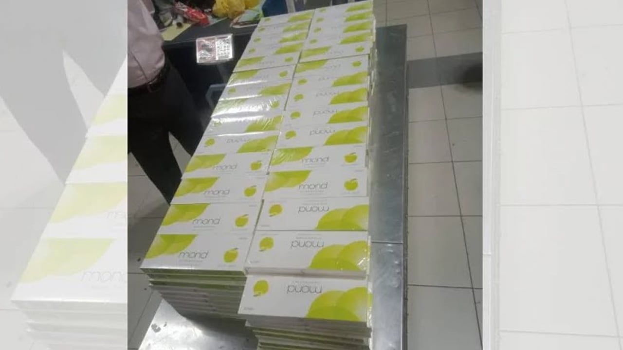 চট্টগ্রাম বিমানবন্দরে ৩০০ কার্টন বিদেশি সিগারেট জব্দ