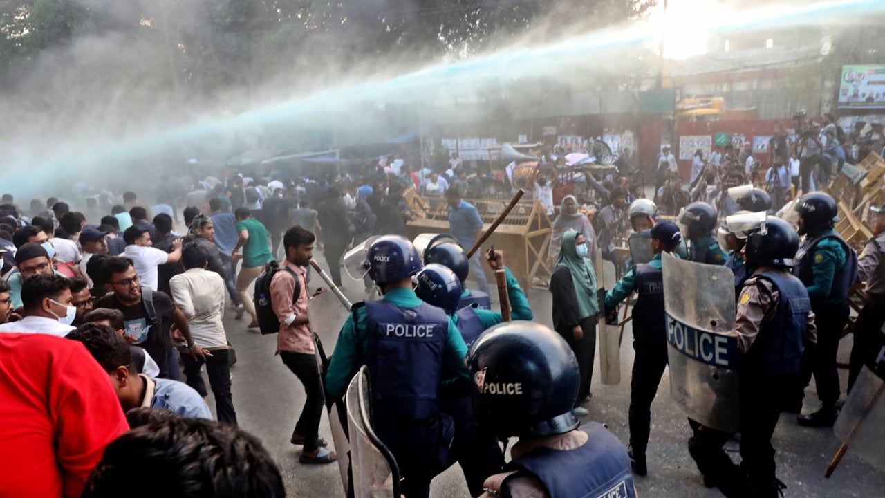 শাহবাগে বিসিএস পরীক্ষার্থীদের সঙ্গে পুলিশের সংঘর্ষ