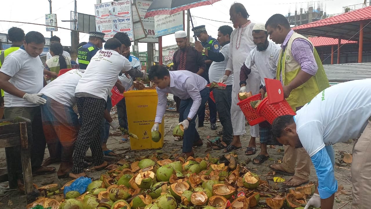 কুয়াকাটা সৈকতে পরিচ্ছন্নতা অভিযান