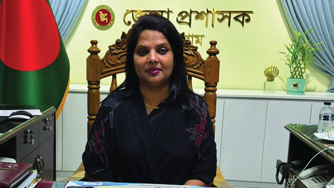 অবশেষে চট্টগ্রামের বিতর্কিত ডিসি বদলি