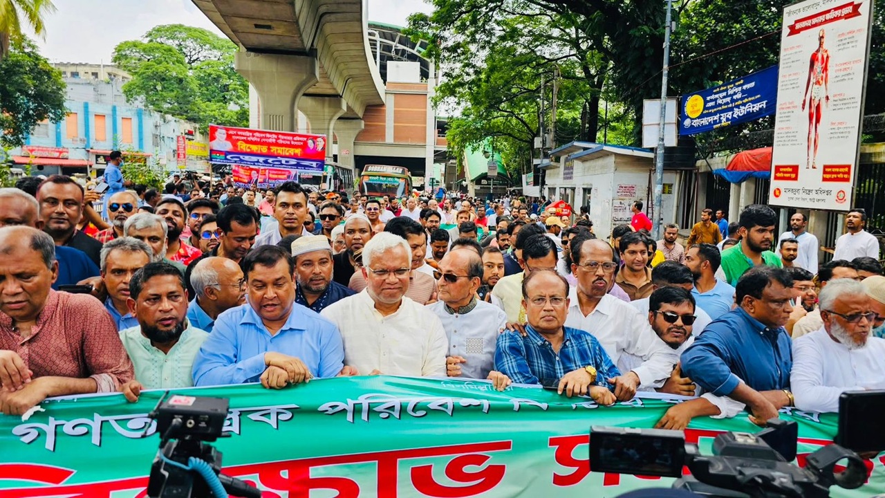 রাজধানীতে পেশাজীবীদের মৌন মিছিল