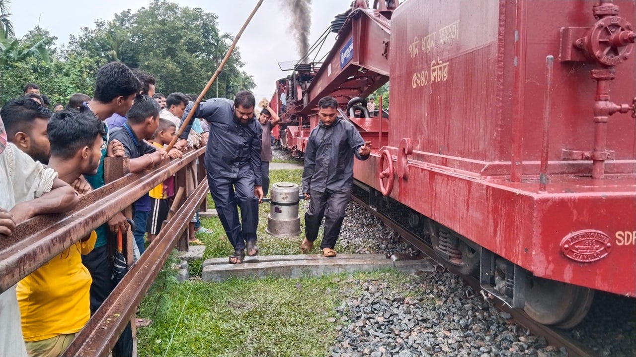 পদ্মরাগের ৫ বগি লাইনচ্যুত, ১৪ ঘণ্টা পর ট্রেন চলাচল শুরু
