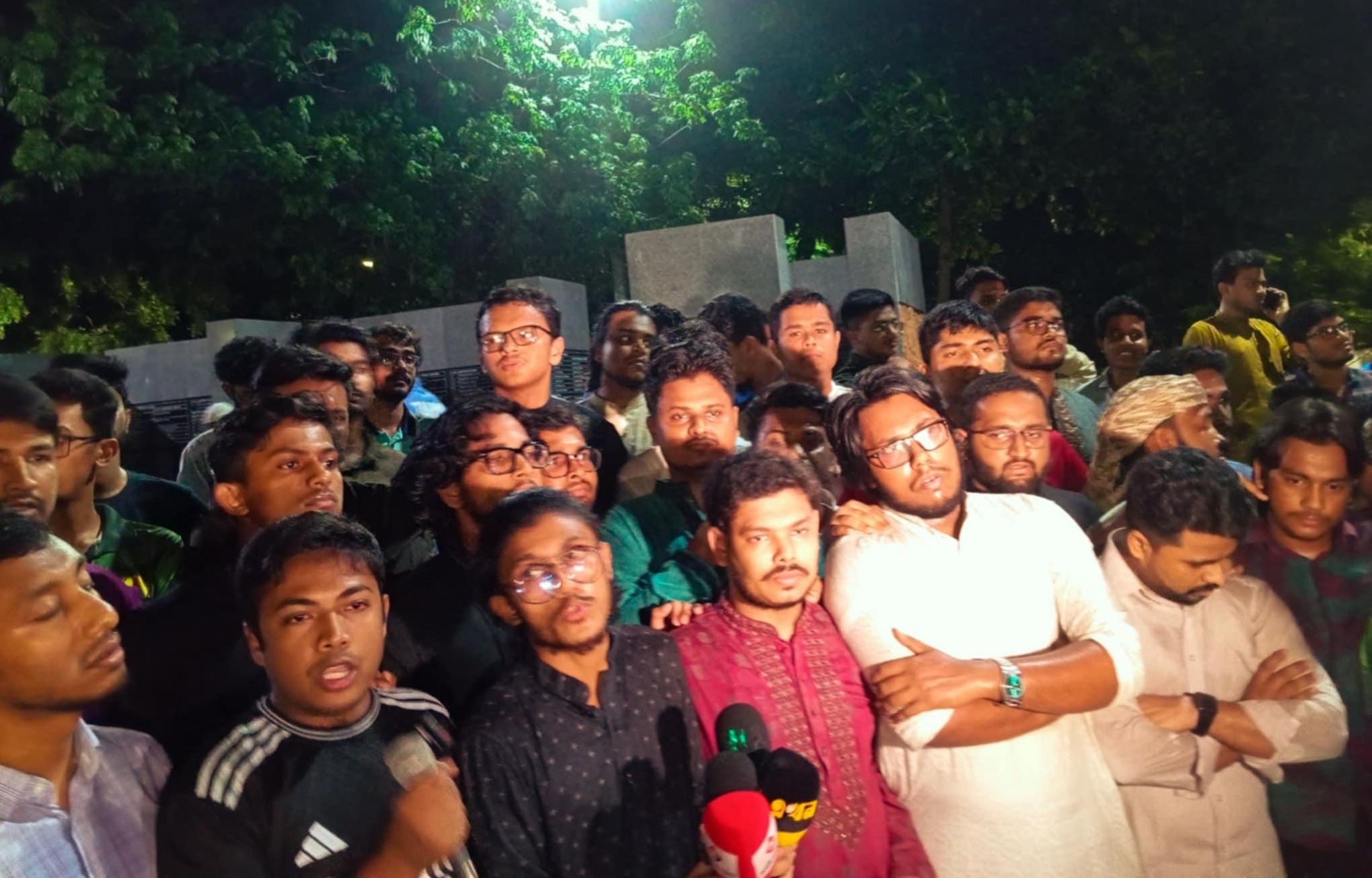 যুবদল নেতা কর্তৃক ব্যবসায়ীকে হত্যার প্রতিবাদে ঢাবিতে বিক্ষোভ