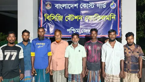সমুদ্রে ইঞ্জিন বিকল হয়ে ভাসছিল ফিশিং বোট, ৮ জেলেকে জীবিত উদ্ধার করল কোস্ট গার্ড