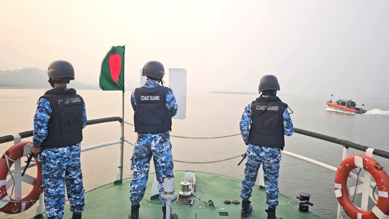 তেল পাচার রোধে উপকূল ও জলসীমান্তে টহল জোরদার