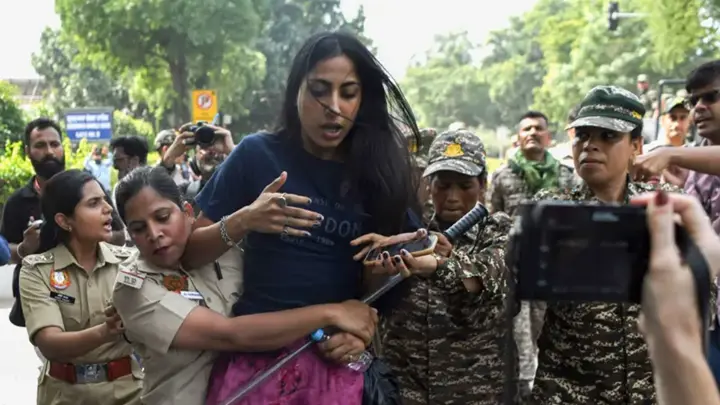 ভারতে ককরোচ আন্দোলনে দমন-পীড়নের চিত্র বিশ্ব গণমাধ্যমে