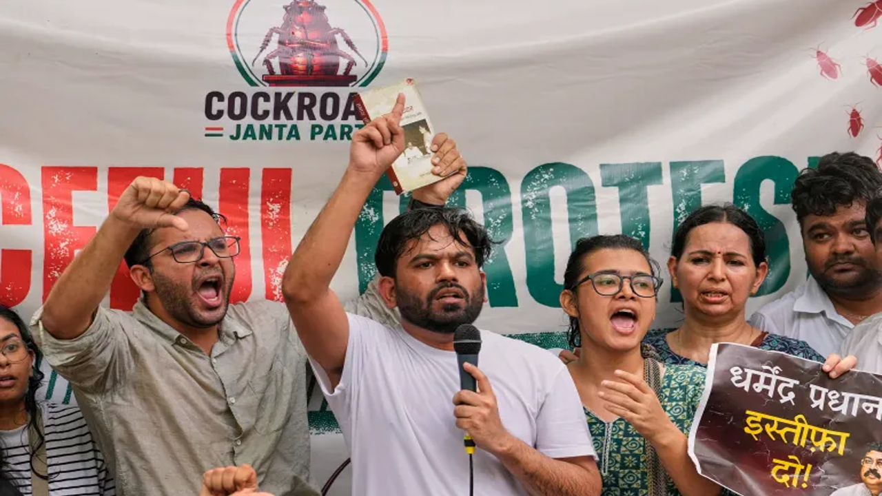 সরকারি স্কুলের দুরবস্থা নিয়ে নতুন আন্দোলনে ‘ককরোচ জনতা পার্টি’