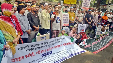 চাকরি রাজস্ব খাতে স্থানান্তরসহ ৫ দফা দাবিতে সরকারি কলেজের কর্মচারীদের বিক্ষোভ