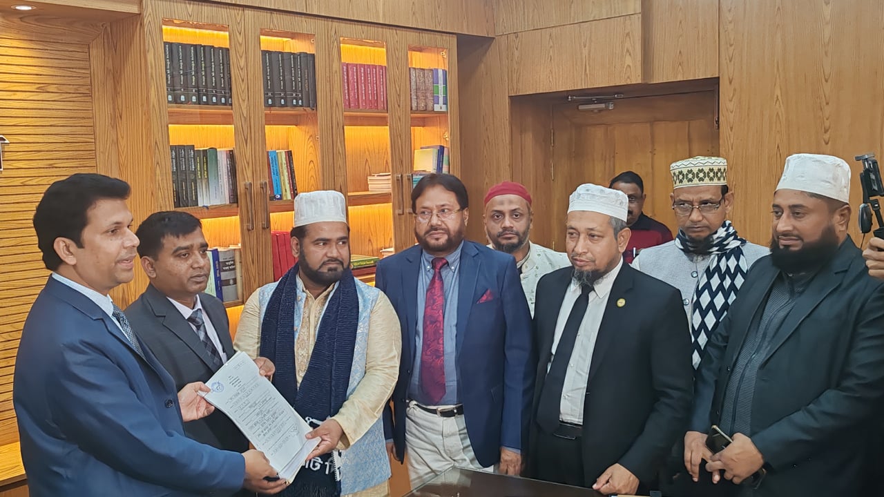 কুমিল্লায়-১১ আসনে ১২০ প্রার্থীর মনোনয়নপত্র সংগ্রহ, জমা দিয়েছেন ৪ জন