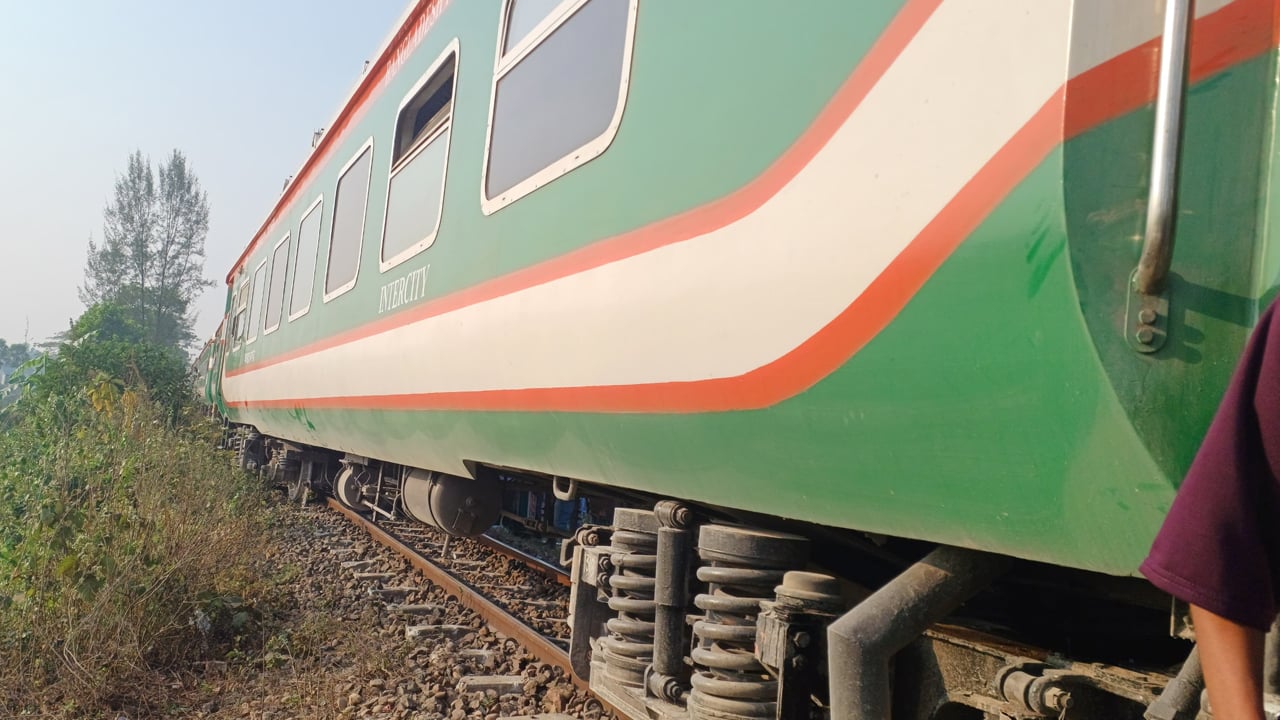 কুমিল্লার নাঙ্গলকোটে মহানগর এক্সপ্রেস ট্রেন লাইনচ্যুত