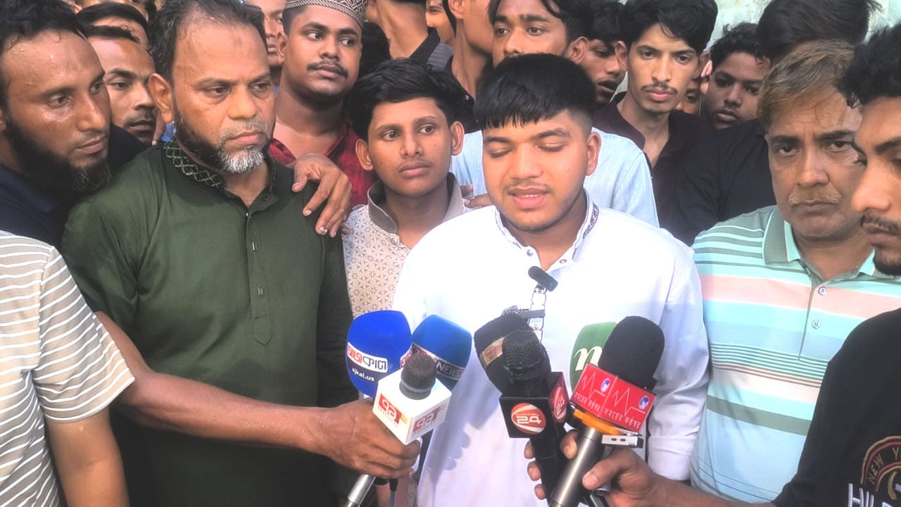 রোম থেকে বাবা-মা-বোনের লাশ নিয়ে দেশে ফিরলেন অয়ন, কাঁদল পুরো গ্রাম