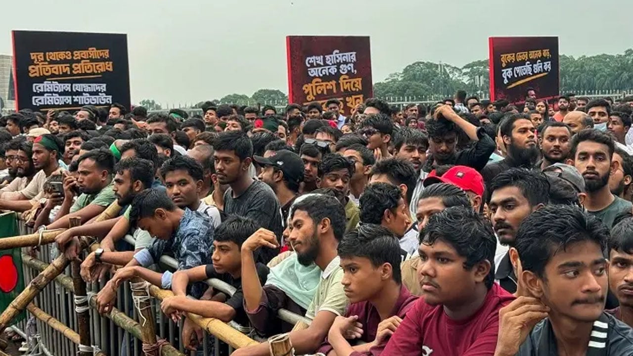 মানিক মিয়া অ্যাভিনিউয়ে ‘বর্ষা বিপ্লবের গান’ কনসার্টে মানুষের ঢল