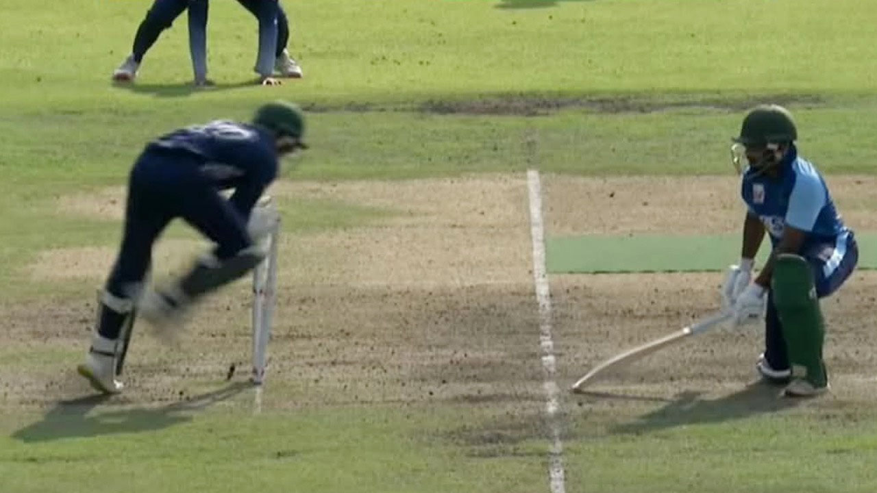 একেই বলে ইচ্ছে করে আউট হওয়া!