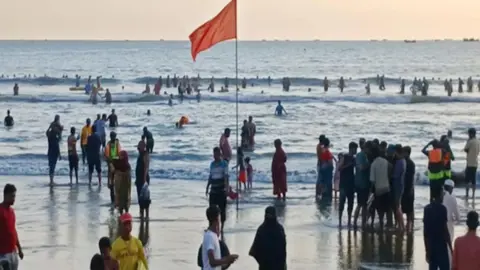 কক্সবাজারে সমুদ্রে নেমে তিন পর্যটকের মৃত্যু, খোঁজ মিলছে না আরো দুজনের