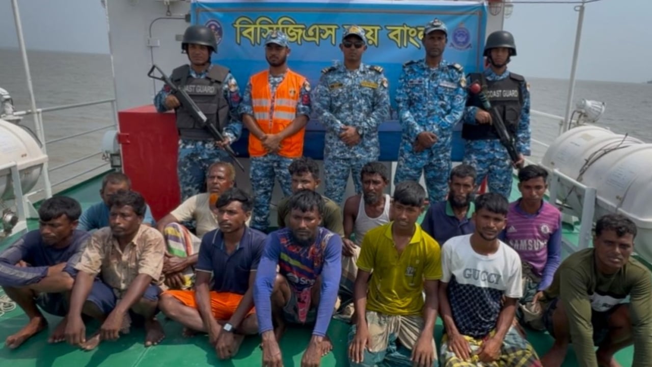তিনদিন ধরে সমুদ্রে ভাসতে থাকা বোটের ১৪ জেলেকে জীবিত উদ্ধার