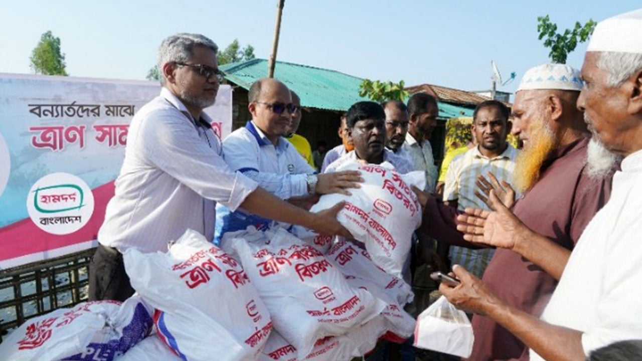 কক্সবাজারে বন্যাদুর্গত পরিবারের মাঝে হামদর্দের ত্রাণ বিতরণ