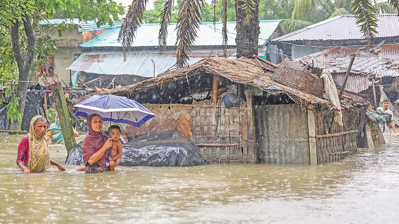 চট্টগ্রামে বন্যা পরিস্থিতি অপরিবর্তিত অতিবৃষ্টিতে ফের নগরীতে জলাবদ্ধতা