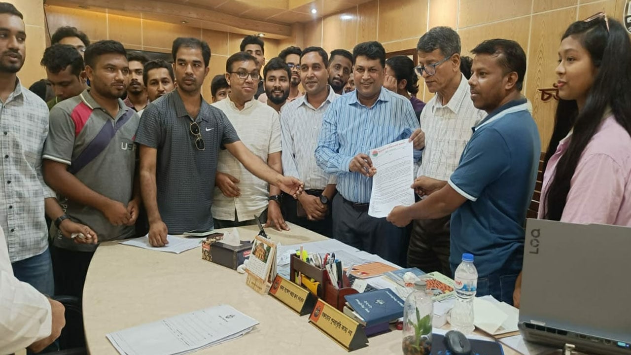 পাঁচ দফা দাবিতে চবি ছাত্রদলের স্মারকলিপি