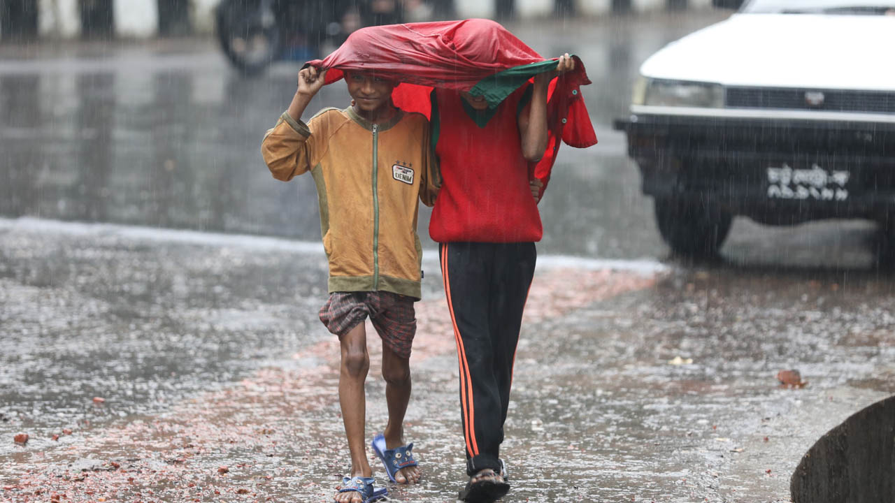 দু’দিনের টানা বৃষ্টিতেও ডোবেনি চট্টগ্রাম