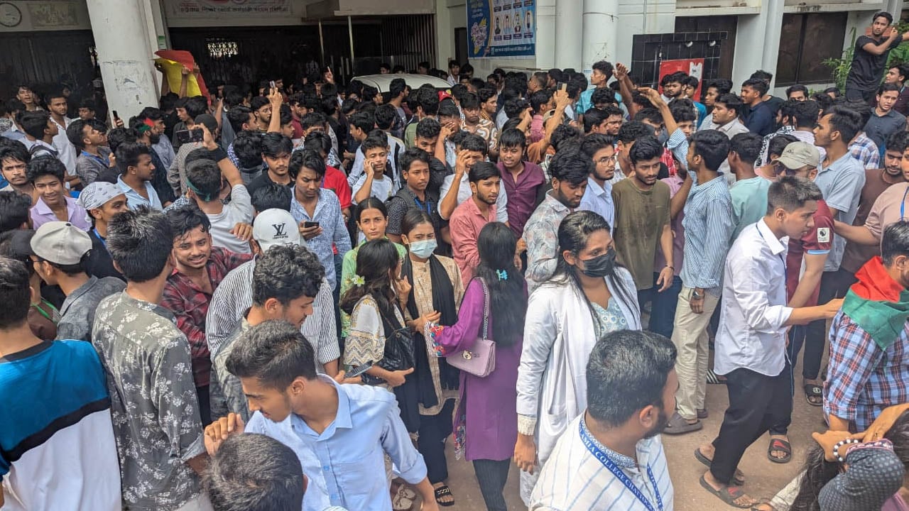 তিন দাবিতে চট্টগ্রাম শিক্ষাবোর্ডে এইচএসসি শিক্ষার্থীদের তালা
