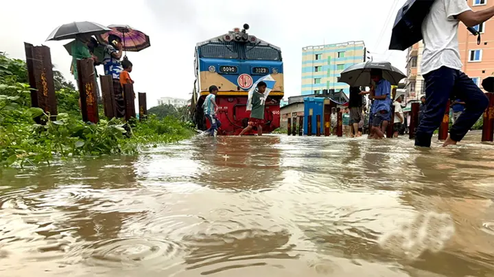 বারবার ডুবছে রেললাইন, এবার বাড়বে উচ্চতা 