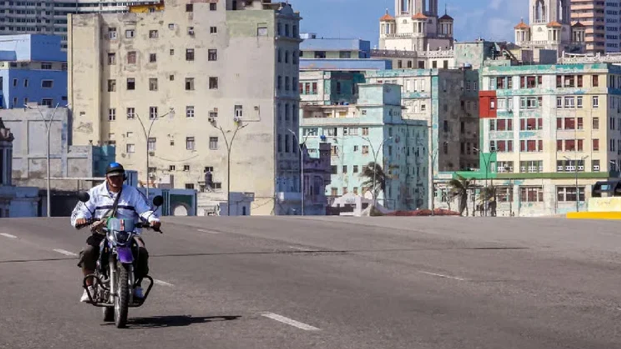 মার্কিন চাপে বিমান জ্বালানি সরবরাহ স্থগিত করছে কিউবা