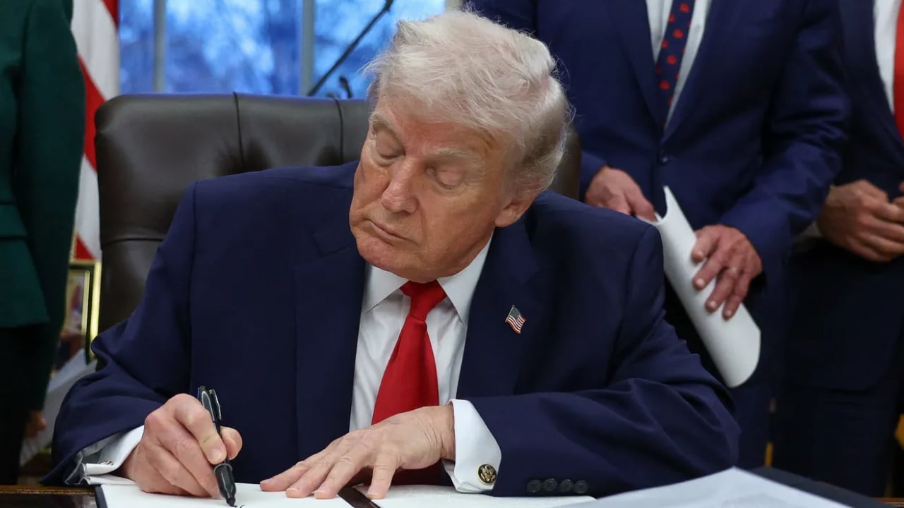 কিউবায় তেল বিক্রি করলেই শুল্ক আরোপ: হুমকি ট্রম্পের