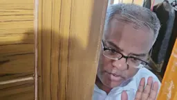 শিক্ষার্থীদের খাবার প্রত্যাখ্যান, চুয়েট ভিসির জন্য খাবার আনা হলো ডিবি পুলিশের মাধ্যমে