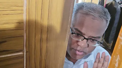 শিক্ষার্থীদের খাবার প্রত্যাখ্যান, চুয়েট ভিসির জন্য খাবার আনা হলো ডিবি পুলিশের মাধ্যমে