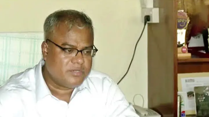 ২৫ ঘণ্টা ধরে অবরুদ্ধ চুয়েট ভিসি, খাবার পৌঁছে দিলেন আন্দোলনরত শিক্ষার্থীরা