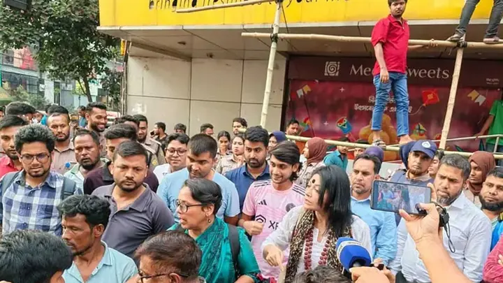 ধানমন্ডিতে সংস্কৃতিকর্মীদের মানববন্ধনে পুলিশের বাধা, আটক ১