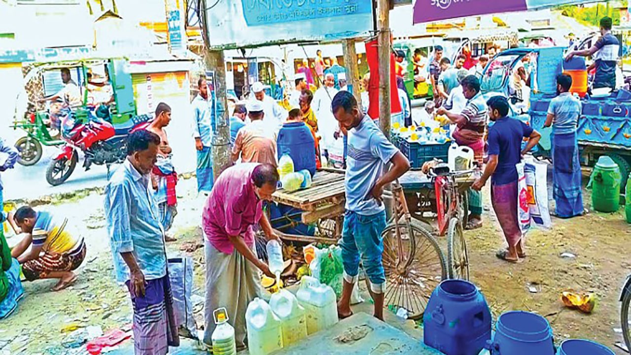 দেড় ঘণ্টার দুধের হাটে লাখ টাকার বেচাকেনা