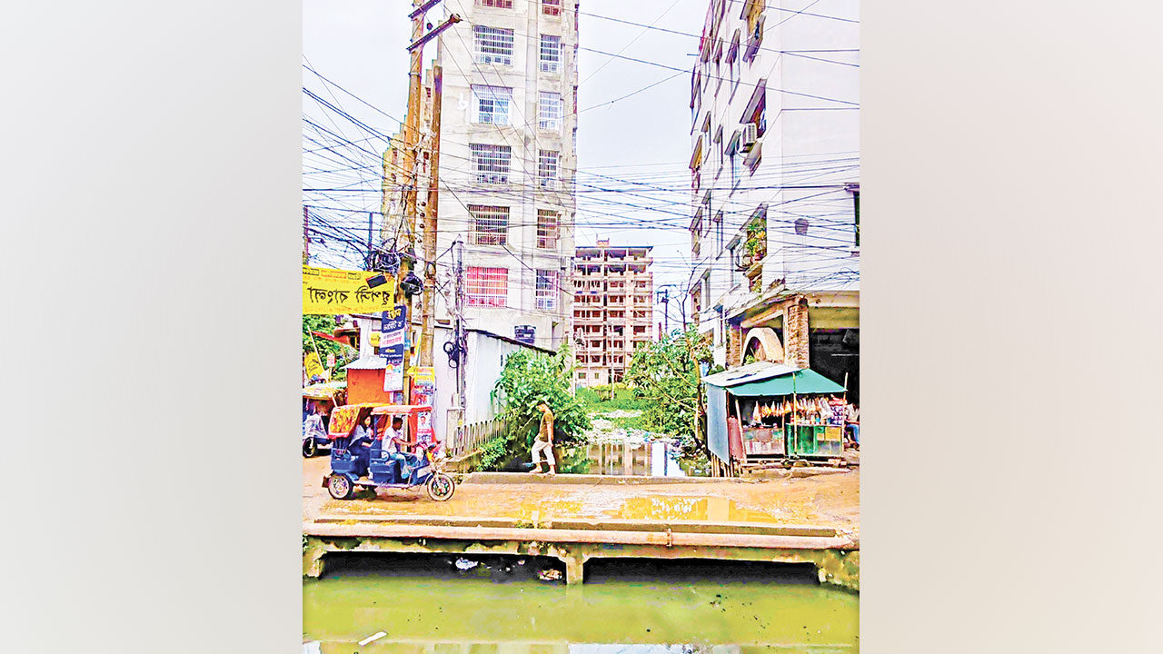 দখল-দূষণে অস্তিত্ব সংকটে কুমিল্লার রেইসকোর্স খাল