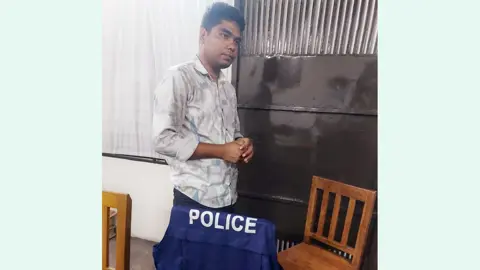 ডিবি পরিচয়ে কুরিয়ারের পার্সেল হাতিয়ে নিচ্ছিলেন, গ্রেপ্তার পুলিশ সদস্য