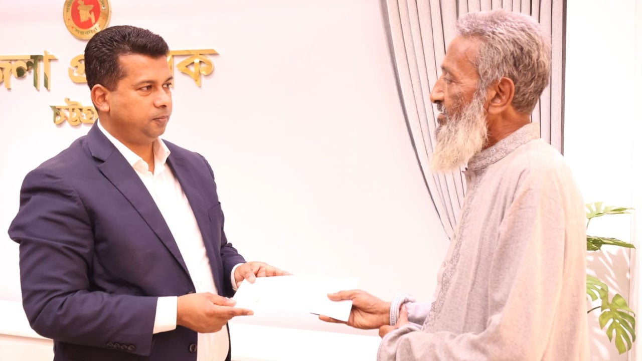 অসহায়দের পাশে ডিসি জাহিদুল ইসলাম