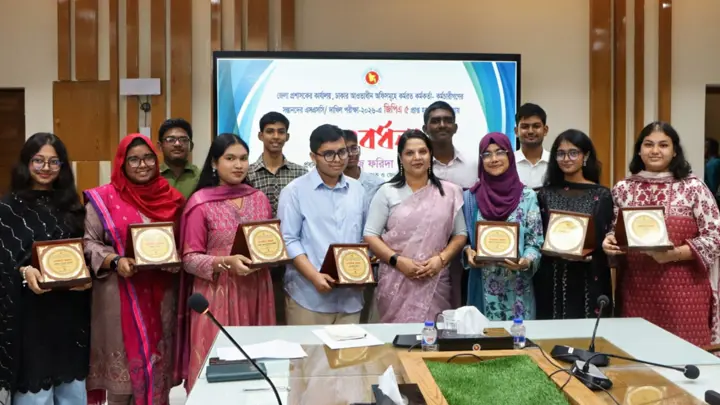 ‘মেধাবীদের শুধু বিদেশে পাড়ি দিলে চলবে না, মেধা দিয়ে দেশ গড়তে হবে’
